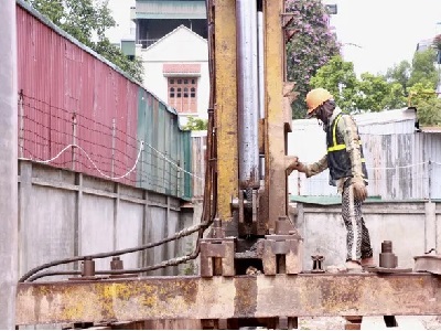 Dự án cao tốc kết hợp đường sắt đô thị V+: Vượt sự cố máy móc, tăng lượng cọc ép