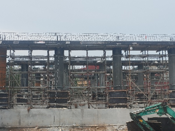 Dự án cao tốc kết hợp đường sắt đô thị V+: Hoàn thiện 21/28 tim cọc, đẩy nhanh thi công móng đài giữa những ngày mưa