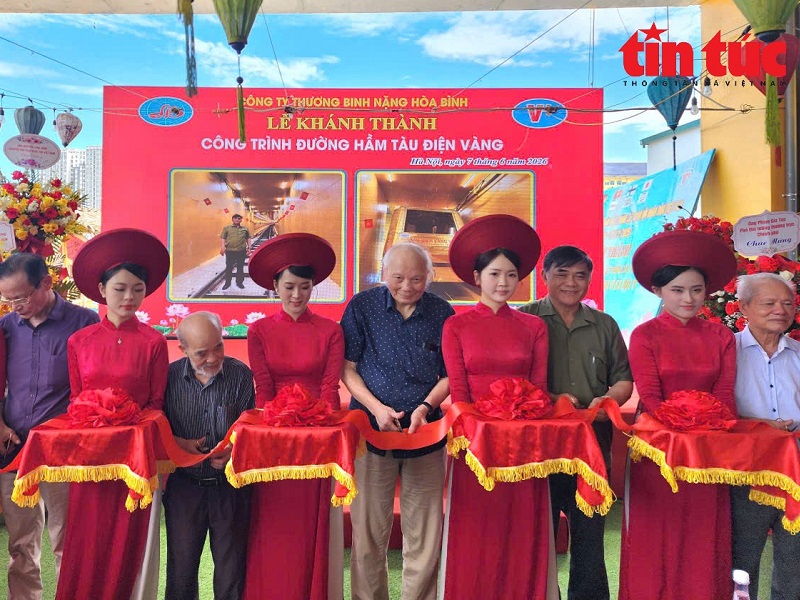Khánh thành đoàn tàu điện dát vàng đầu tiên tại Hà Nội